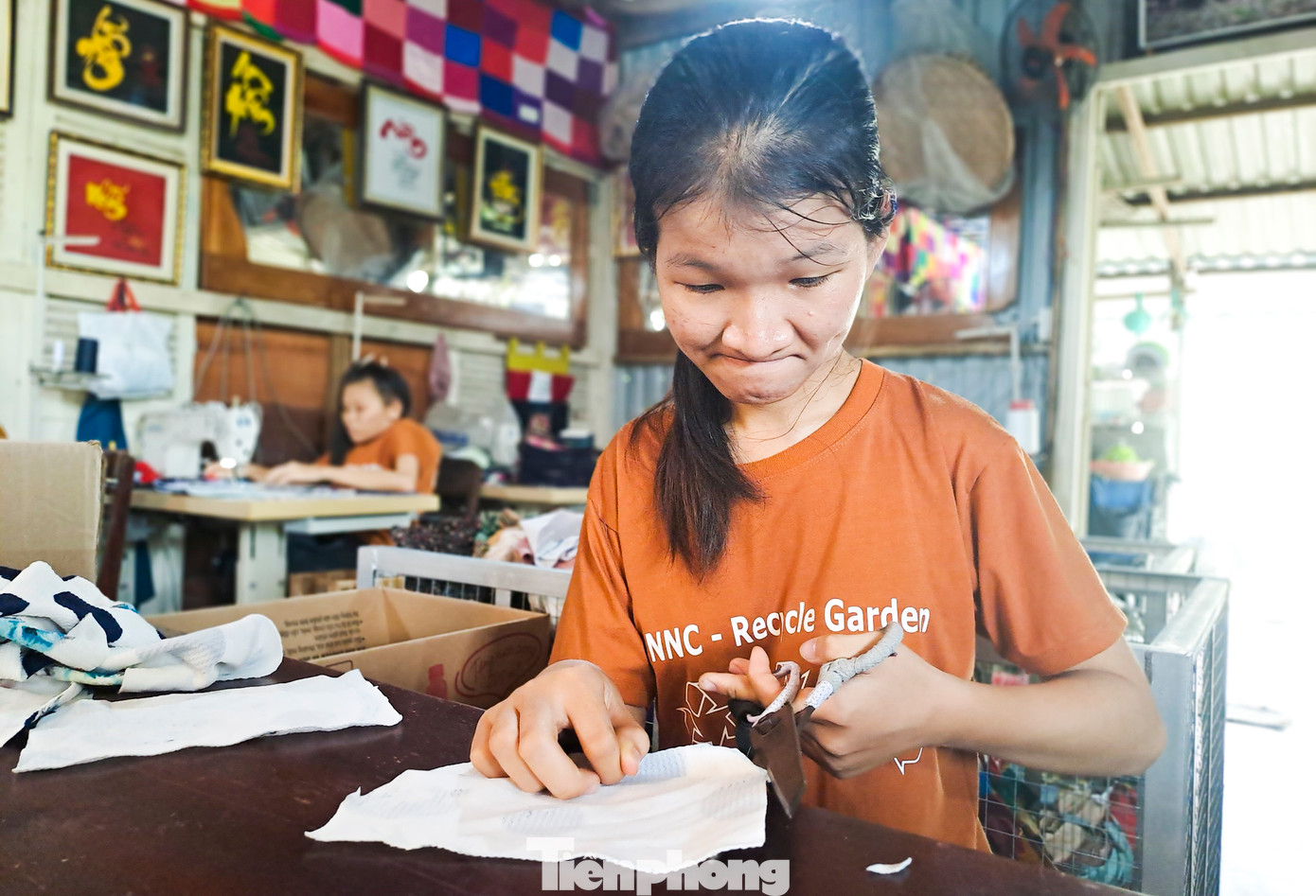 Một thành viên của "Vườn tái chế" tỉ mẩn tái chế tạo ra những sản phẩm độc đáo.