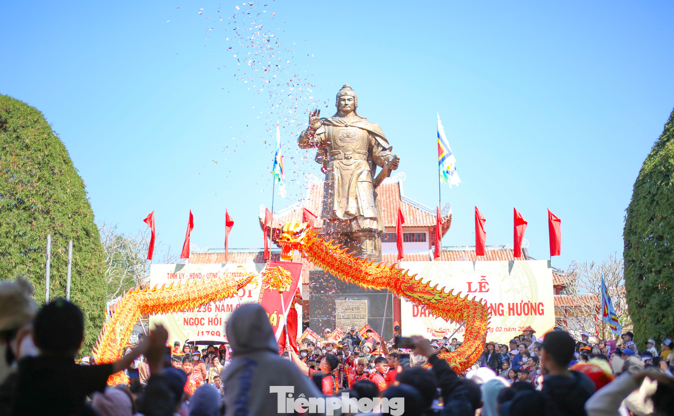 Vào mùa xuân năm Kỷ Dậu (1789), nghĩa quân Tây Sơn, dưới sự chỉ huy tài tình với khí thế bách chiến bách thắng của Hoàng đế Quang Trung - Nguyễn Huệ đã tiến công thần tốc, đánh tan 29 vạn quân Thanh giải phóng kinh thành Thăng Long. Chiến thắng Ngọc Hồi - Đống Đa là bản anh hùng ca bất hủ trong lịch sử đấu tranh, dựng nước và giữ nước vĩ đại của dân tộc Việt Nam. Ảnh: Trương Định