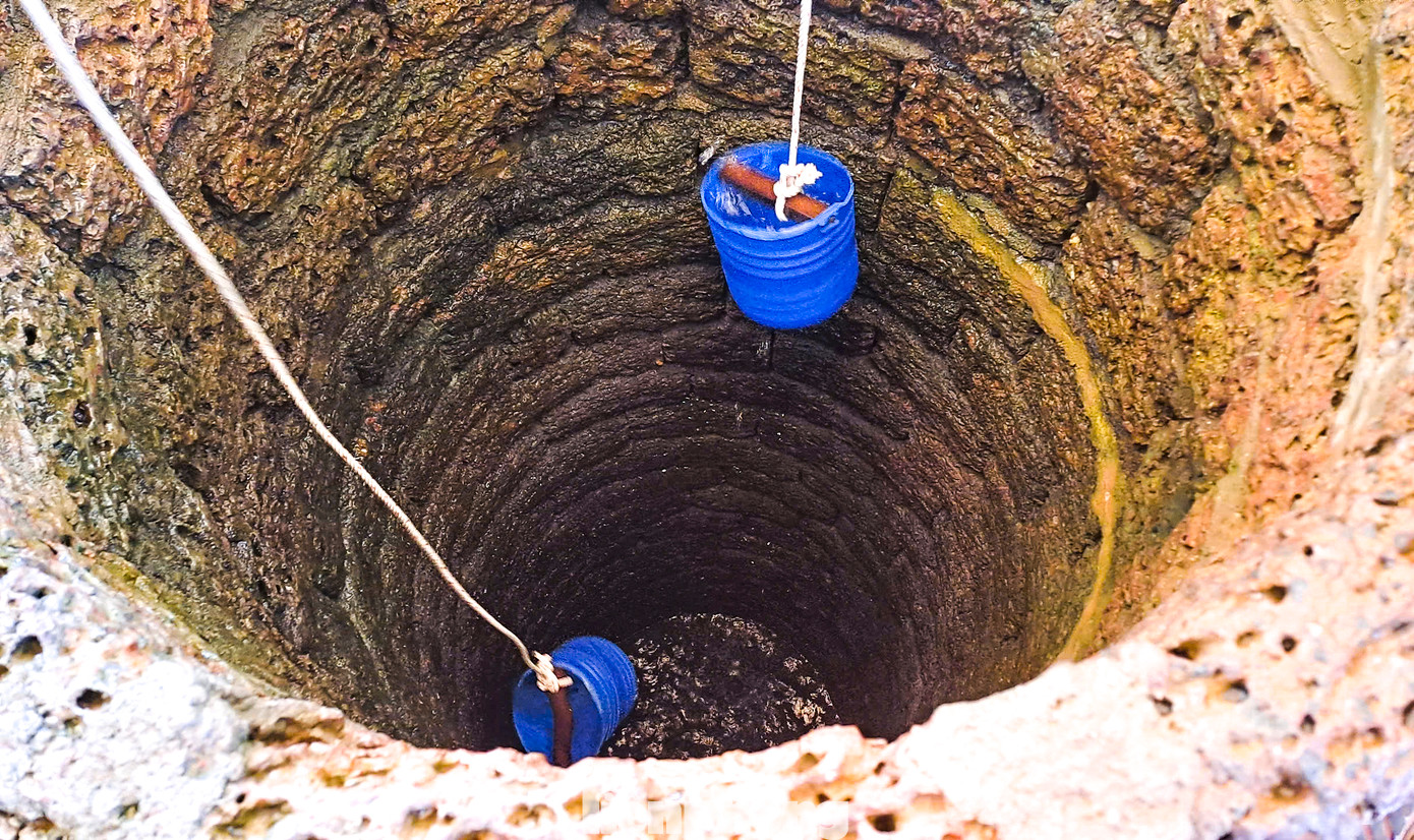 Đến với Bảo tàng Quang Trung, người dân và du khách thường đến khu vực giếng cổ của gia đình thân sinh Tây Sơn Tam Kiệt rửa mặt sạch sẽ, uống ngụm nước trong giếng, trước khi vào điện thờ dâng hương. Ảnh: Trương Định