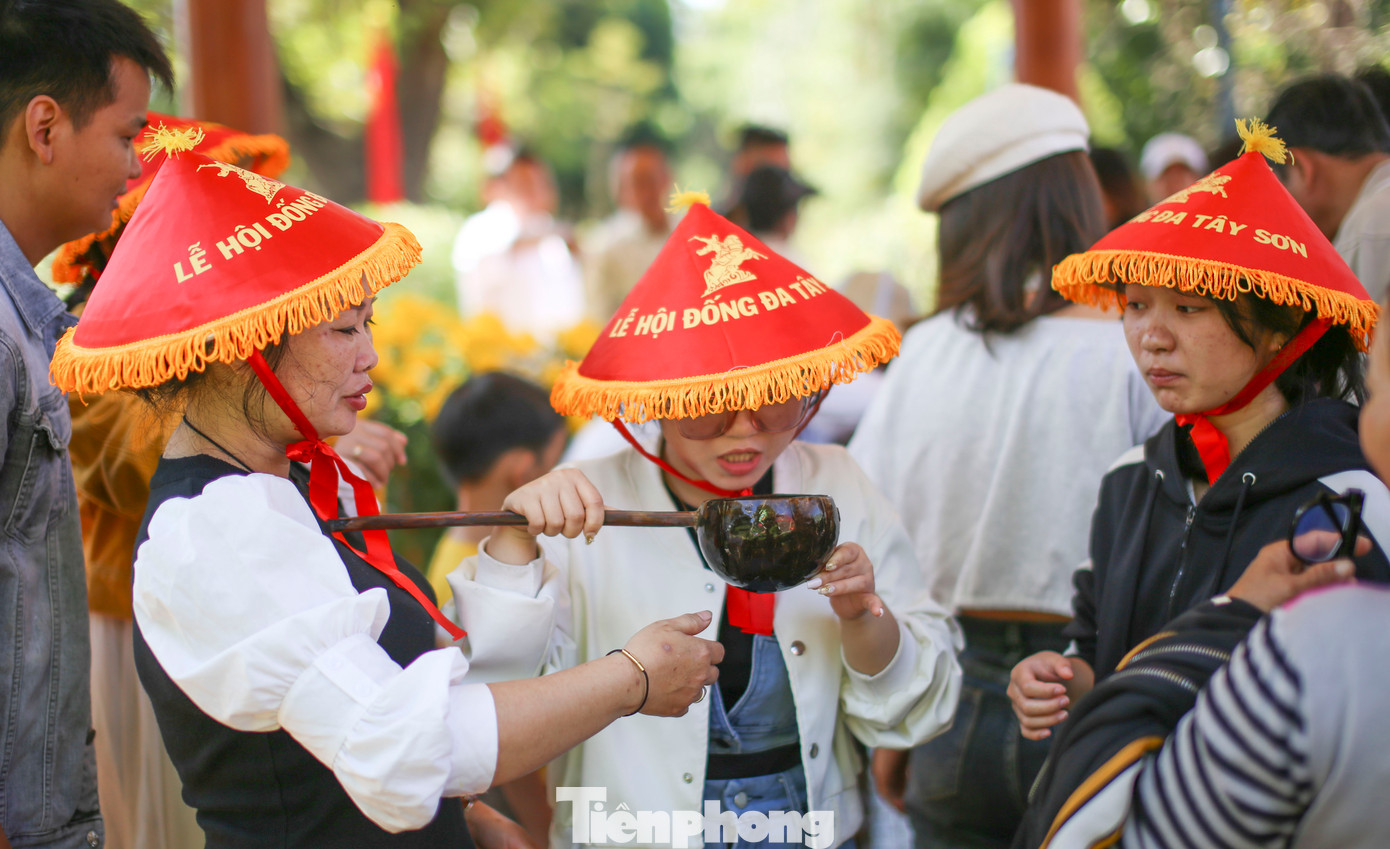 Đến với Bảo tàng Quang Trung, người dân và du khách thường đến khu vực giếng cổ của gia đình thân sinh Tây Sơn Tam Kiệt rửa mặt sạch sẽ, uống ngụm nước trong giếng, trước khi vào điện thờ dâng hương. Ảnh: Trương Định