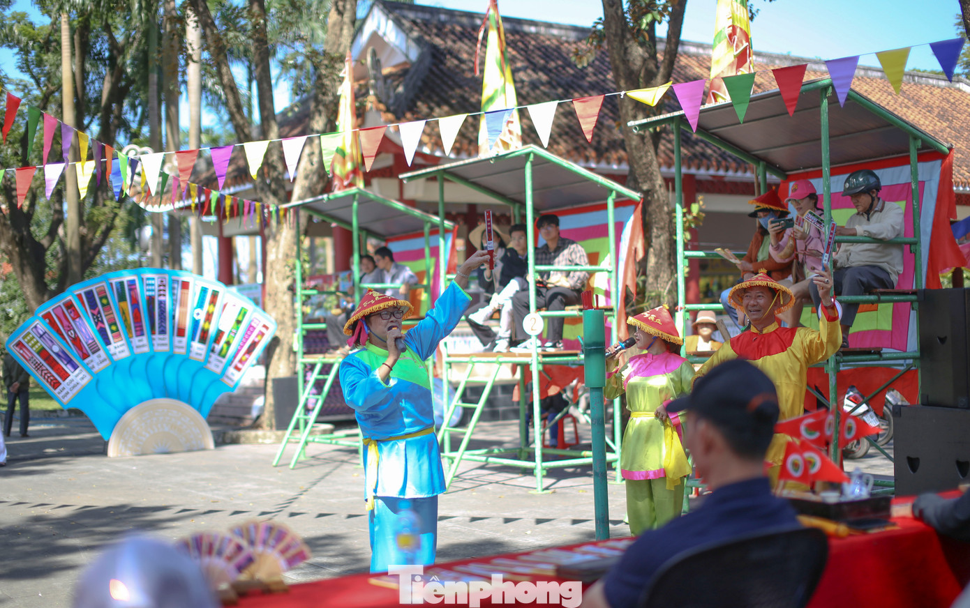 Trong khuôn khổ Lễ hội kỷ niệm 236 năm Chiến thắng Ngọc Hồi - Đống Đa diễn ra từ ngày 1 - 3/2 (tức mùng 4 - 6 Tết), tại Bảo tàng Quang Trung và một số địa điểm trên địa bàn huyện Tây Sơn còn tổ chức nhiều hoạt động văn hóa, thể thao để phục vụ người dân, du khách về trẩy hội. Ảnh: Trương Định