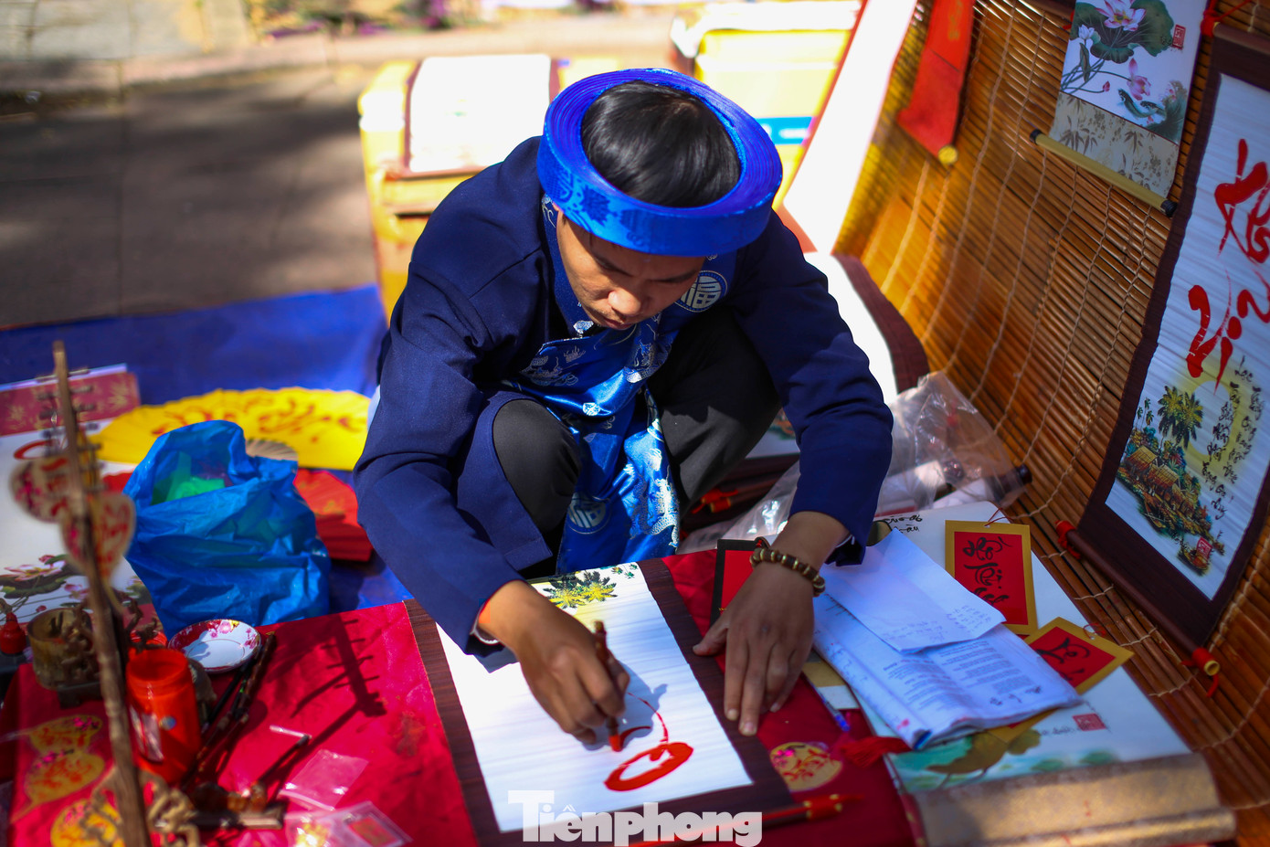 Viết chữ thư pháp tại Bảo tàng Quang Trung. Ảnh: Trương Định