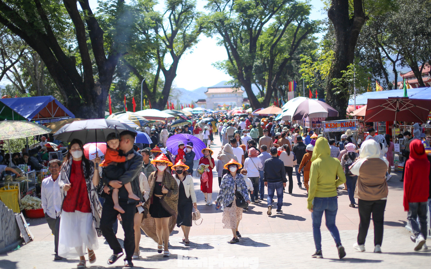 Dòng người đổ về Bảo tàng Quang Trung du xuân, trẩy hội Đống Đa. Ảnh: Trương Định