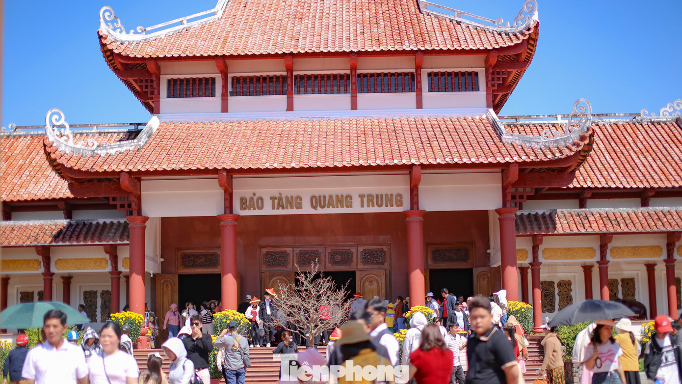 Theo ghi nhận của PV, trong ngày mùng 5 Tết, người dân và du khách đến khuôn viên bảo tàng để dâng hương tưởng niệm vua Quang Trung và các thủ lĩnh nhà Tây Sơn, sau đó đến khu vực giếng cổ của gia đình thân sinh Tây Sơn Tam Kiệt để rửa mặt lấy lộc cầu bình an; tham quan, chụp hình tại cây me cổ thụ… Ảnh: Trương Định