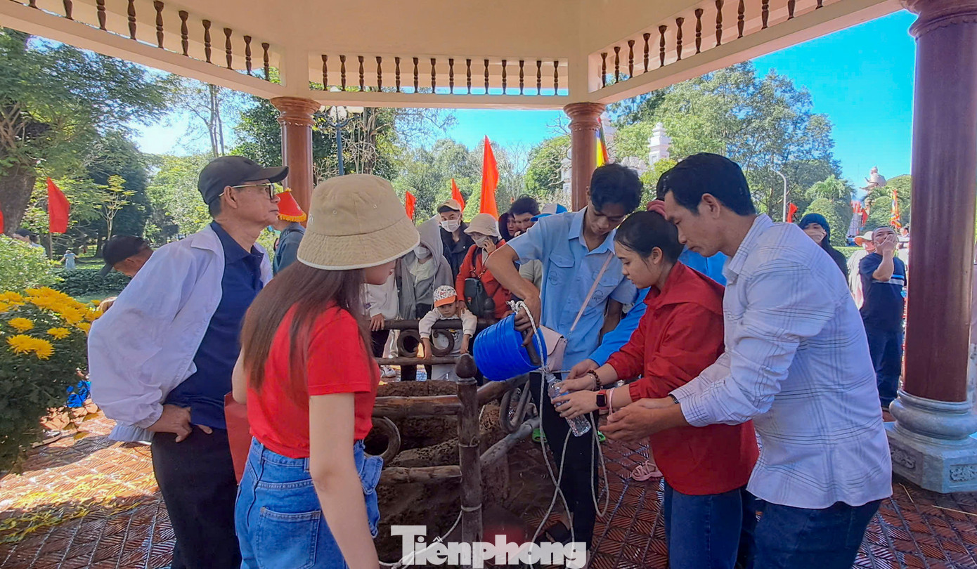 Đến với Bảo tàng Quang Trung, người dân và du khách thường đến khu vực giếng cổ của gia đình thân sinh Tây Sơn Tam Kiệt rửa mặt sạch sẽ, uống ngụm nước trong giếng, trước khi vào điện thờ dâng hương. Ảnh: Trương Định