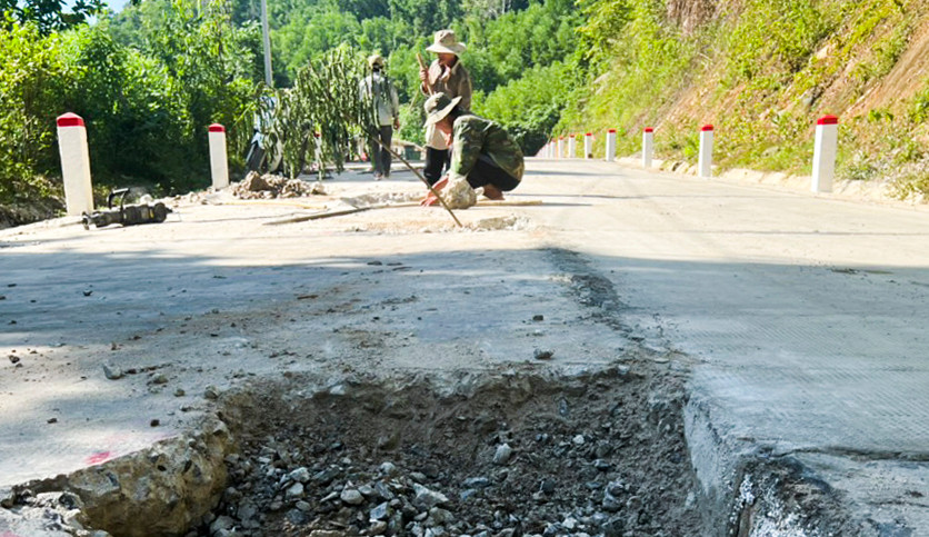 Những ngày qua, nhà thầu đang tiến hành khắc phục. Ảnh: Đ.X