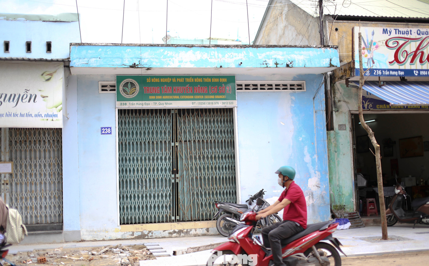Trung tâm Khuyến nông số 127 Lê Hồng Phong và trụ sở làm việc cũ của BQL Khu sinh thái Cồn Chim - đầm Thị Nại "cửa đóng then cài". Ảnh: Trương Định Trung tâm Khuyến nông số 127 Lê Hồng Phong và trụ sở làm việc cũ của BQL Khu sinh thái Cồn Chim - đầm Thị Nại "cửa đóng then cài". Ảnh: Trương Định