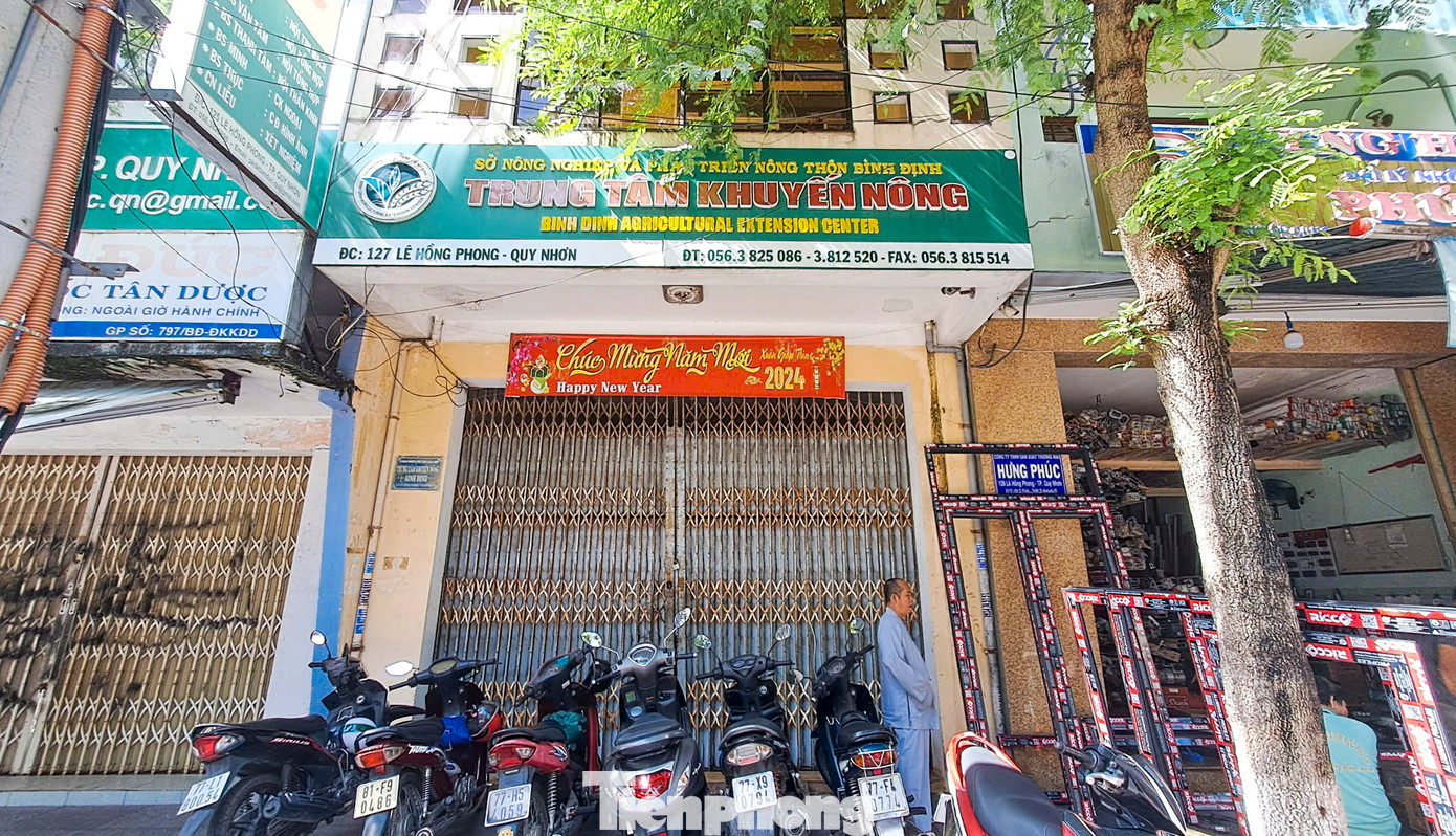 Trung tâm Khuyến nông số 127 Lê Hồng Phong và trụ sở làm việc cũ của BQL Khu sinh thái Cồn Chim - đầm Thị Nại "cửa đóng then cài". Ảnh: Trương Định Trung tâm Khuyến nông số 127 Lê Hồng Phong và trụ sở làm việc cũ của BQL Khu sinh thái Cồn Chim - đầm Thị Nại "cửa đóng then cài". Ảnh: Trương Định