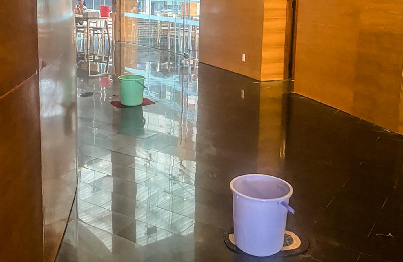 Dùng xô để hứng nước tại các điểm bị thấm dột. Ảnh. Đ.H Dùng xô để hứng nước tại các điểm bị thấm dột. Ảnh. Đ.H