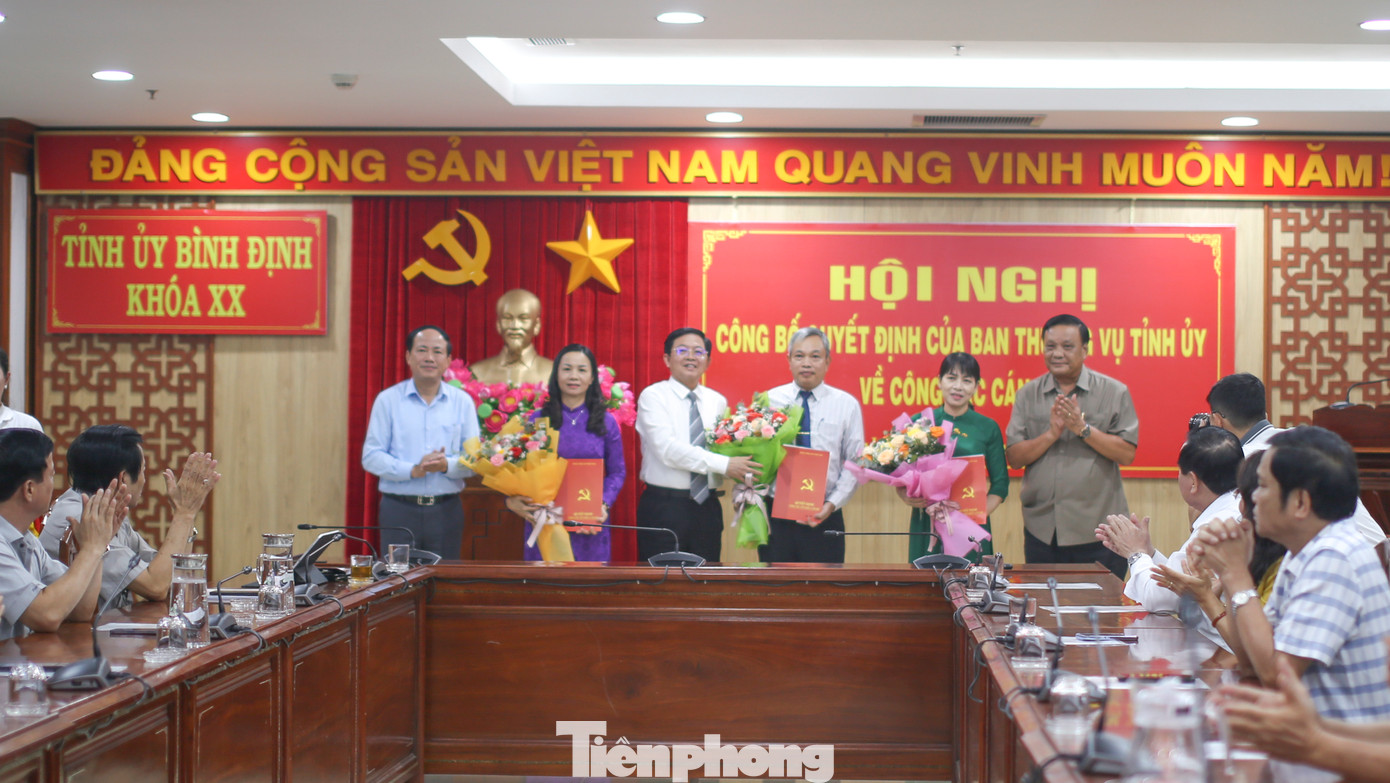 Lãnh đạo tỉnh Bình Định chúc mừng các cán bộ vừa được chuẩn y, điều động. Ảnh: Trương Định Lãnh đạo tỉnh Bình Định chúc mừng các cán bộ vừa được chuẩn y, điều động. Ảnh: Trương Định