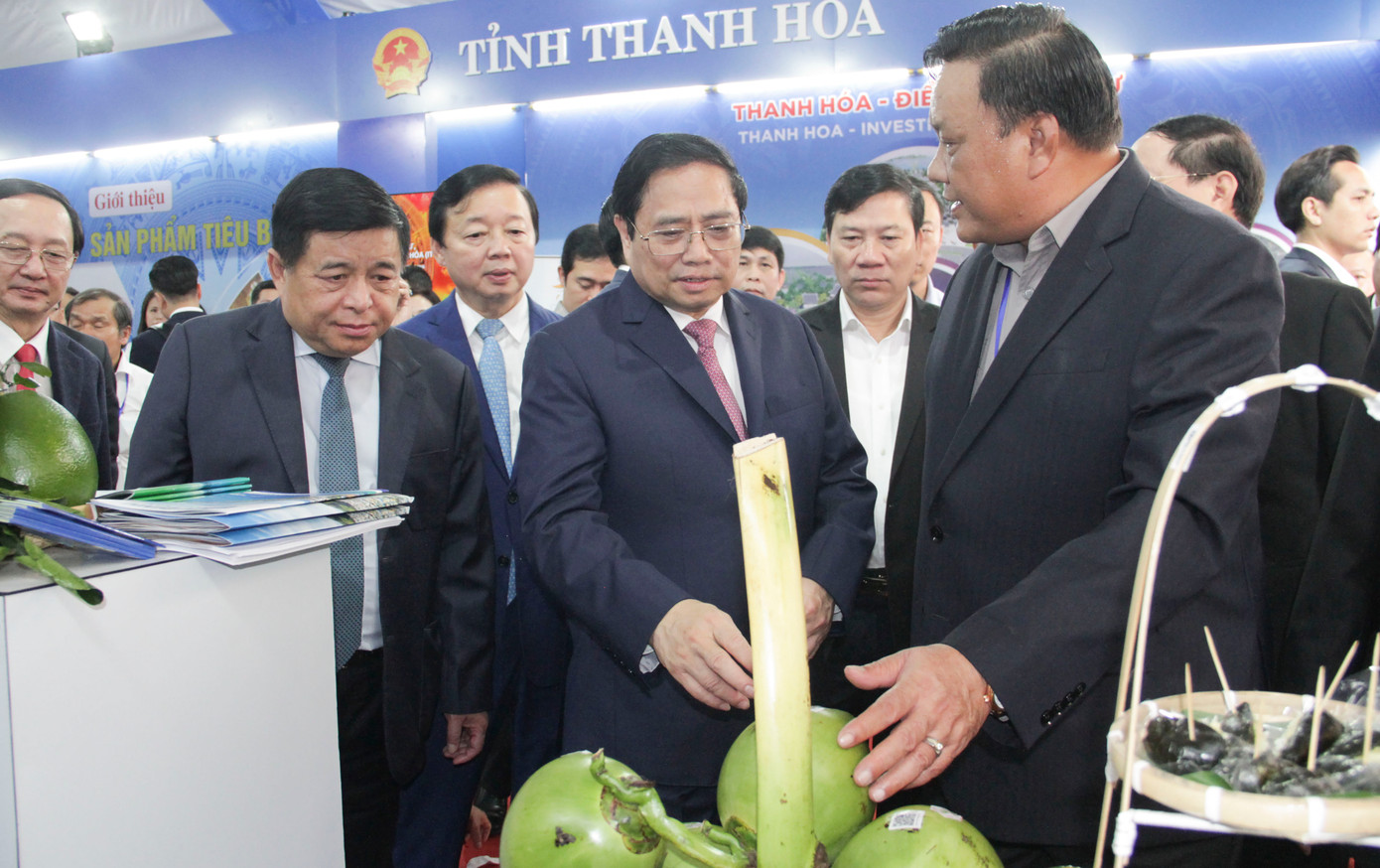 Trong khuôn khổ Hội nghị, Thủ tướng tham quan các khu trưng bày nông sản. Ảnh: Trương Định Trong khuôn khổ Hội nghị, Thủ tướng tham quan các khu trưng bày nông sản. Ảnh: Trương Định