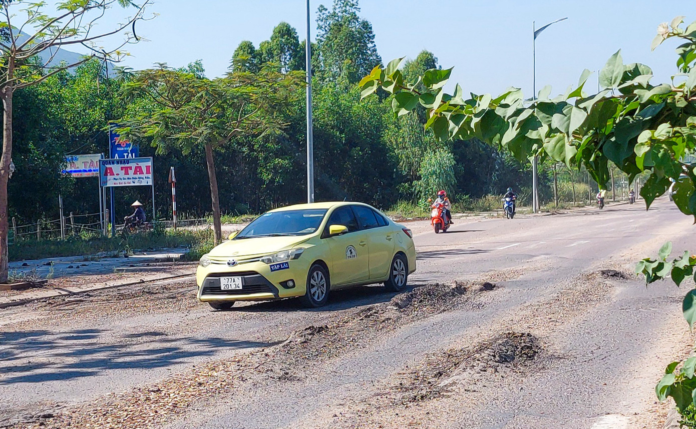 Nhựa mặt đường đùn lên từng mảng tại tuyến đường nghìn tỷ ở Bình Định. Nhựa mặt đường đùn lên từng mảng tại tuyến đường nghìn tỷ ở Bình Định.