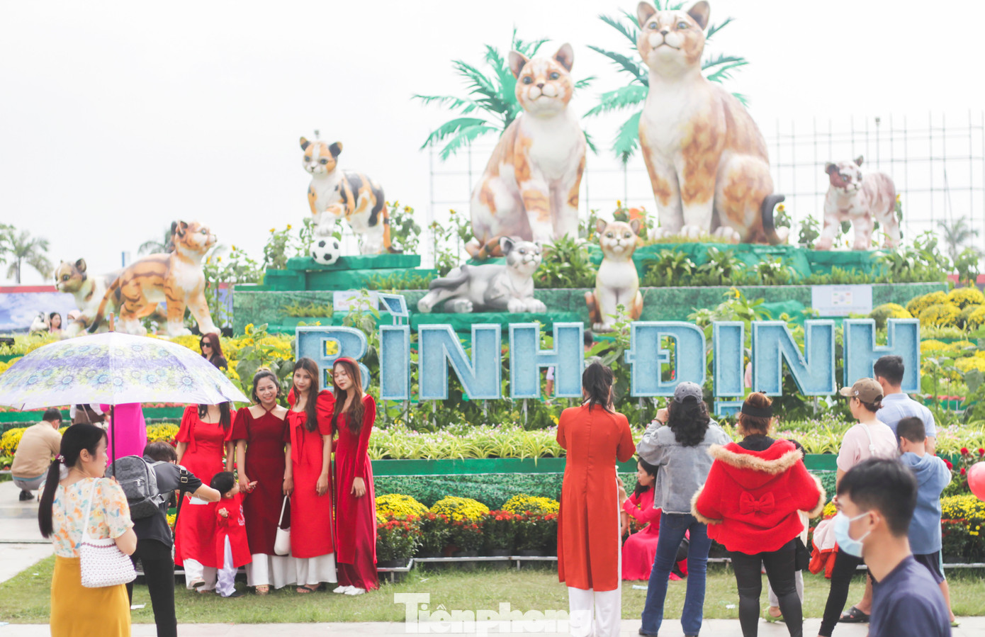 Tại khu vực Quảng trường Nguyễn Tất Thành (TP Quy Nhơn) đông đảo người dân cùng du khách chụp hình với biểu tượng linh vật năm Quý Mão 2023 khiến cho không khí xuân tại thành phố trở nên rộn ràng. Ảnh: Trương Định