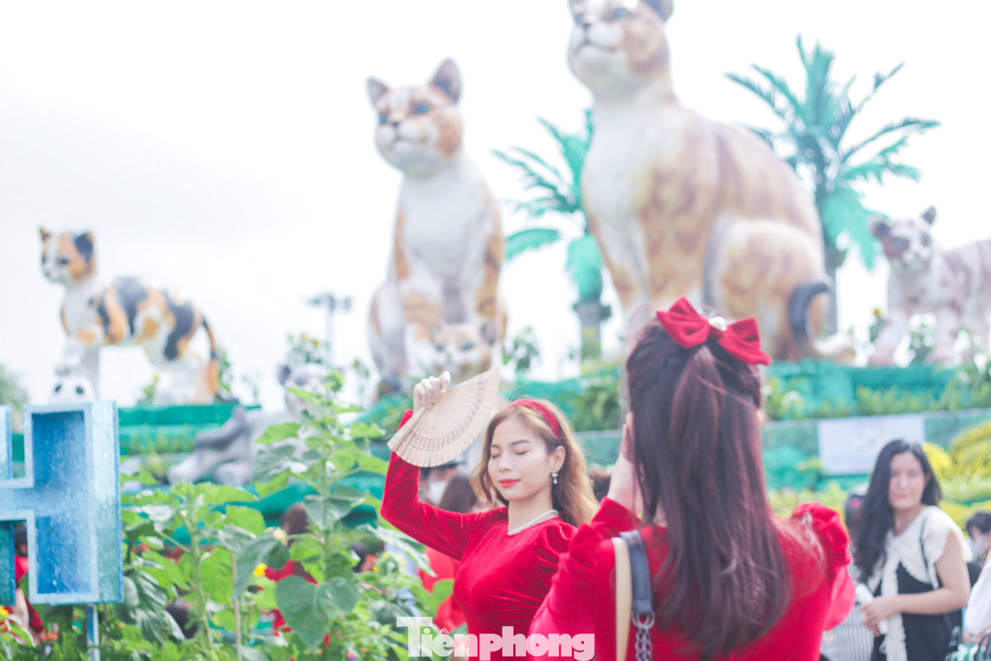 Các bạn trẻ chụp hình lưu niệm cùng biểu tượng linh vật năm Quý Mão 2023. Ảnh: Trương Định