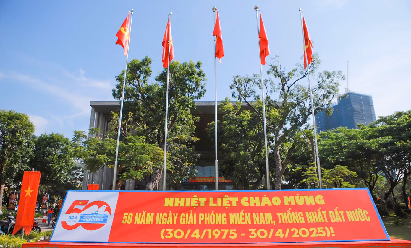 Những ngày này, từ các tuyến đường đến ngõ nhỏ tỉnh Bình Định rực đỏ cờ hoa, chào mừng 50 năm ngày Giải phóng miền Nam, thống nhất đất nước (30/4/1975 – 30/4/2025).