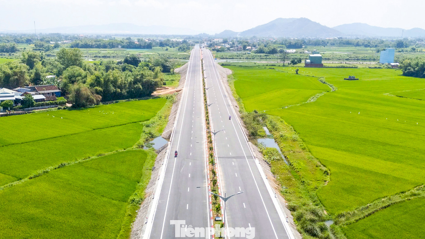Tuyến đường góp phần mở rộng không gian phát triển về phía Tây đầm Thị Nại, tạo điều kiện giao thương kết nối giữa đô thị An Nhơn, huyện Tuy Phước và các vùng lân cận. Ảnh: Trương Định Tuyến đường góp phần mở rộng không gian phát triển về phía Tây đầm Thị Nại, tạo điều kiện giao thương kết nối giữa đô thị An Nhơn, huyện Tuy Phước và các vùng lân cận. Ảnh: Trương Định