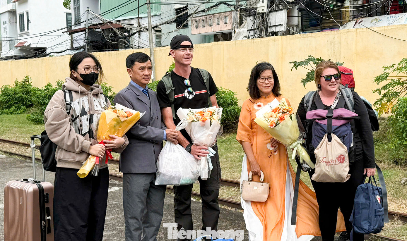Lãnh đạo sở Du lịch tỉnh Bình Định tặng hoa cho những vị khách trên chuyến tàu đầu tiên đến ga Quy Nhơn năm 2025.