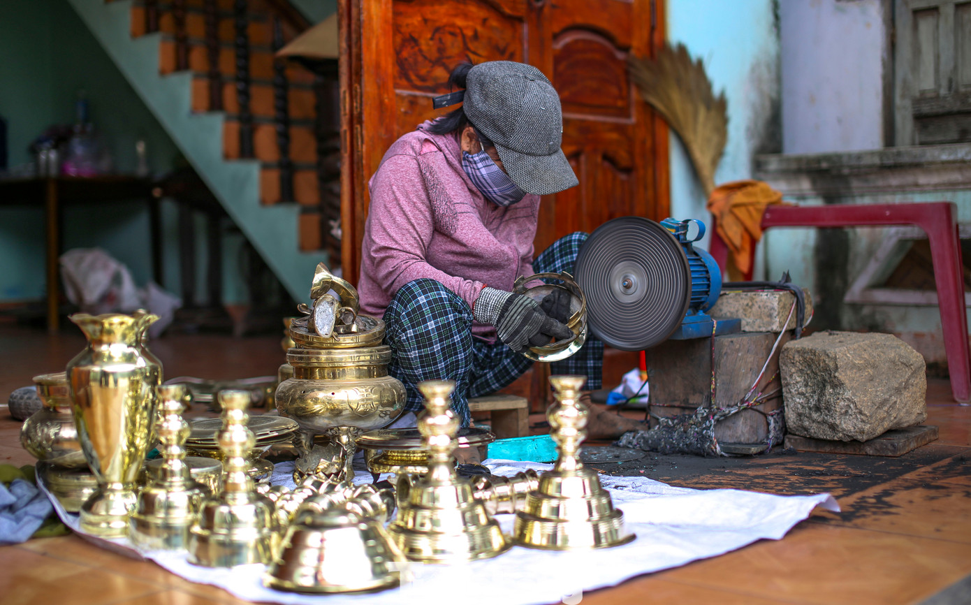 Tùy theo kích thước và độ khó, khi đánh bóng người thợ sẽ có những mức giá khác nhau đối với các bộ lư đồng, giá dao động từ 100.000 - 300.000 đồng. Ảnh: Trương Định.