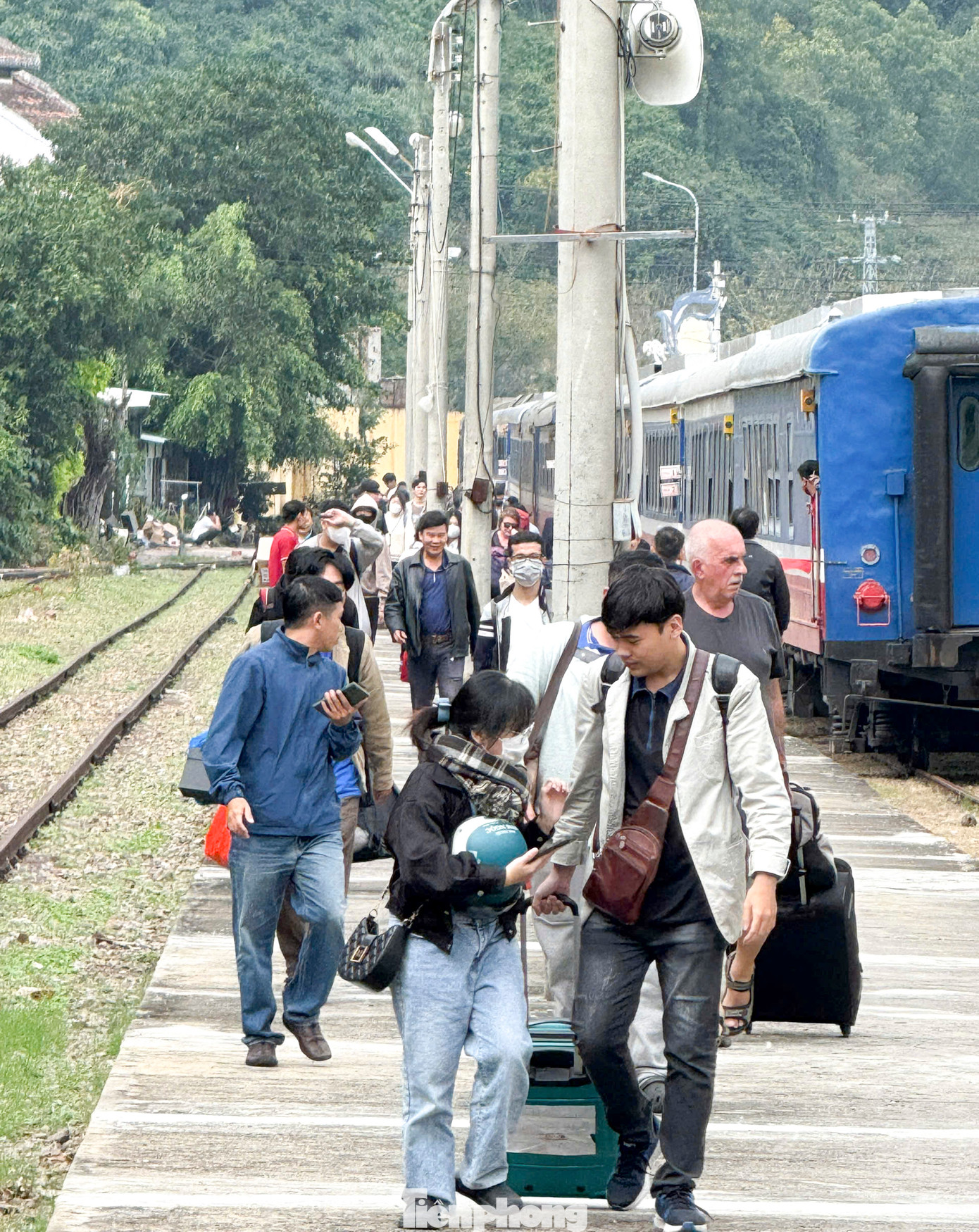 Du khách di chuyển bằng đường sắt đến Bình Định. Ảnh: A.P