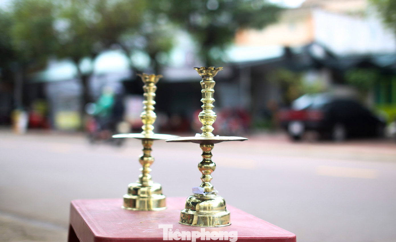 “Từ 15 tháng Chạp trở đi là bắt đầu nhiều người đem lư đồng đến đánh bóng. Công việc một năm chỉ có lần nên tranh thủ kiếm thêm tiền lo sắm Tết. Hơn hết, bản thân cũng tâm niệm rằng sự linh thiêng, khi lư đồng được đánh bóng tạo không gian sạch đẹp, trang nghiêm trên mỗi trang thờ của các gia đình”, ông Hùng chia sẻ. Ảnh: Trương Định.