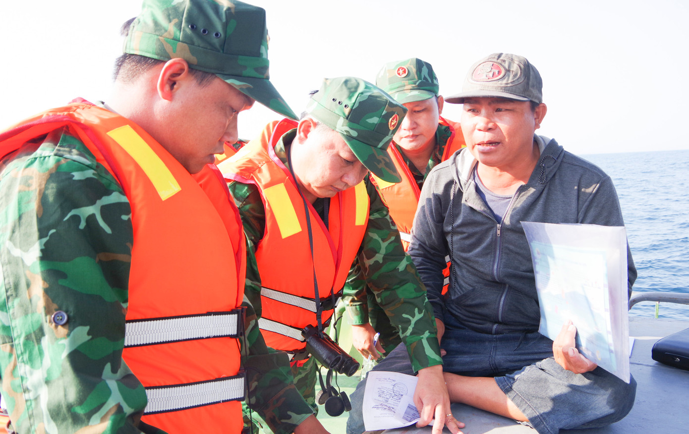 BĐBP tỉnh Bình Định kiểm tra, giám sát tàu cá trên biển. Ảnh: Công Cường