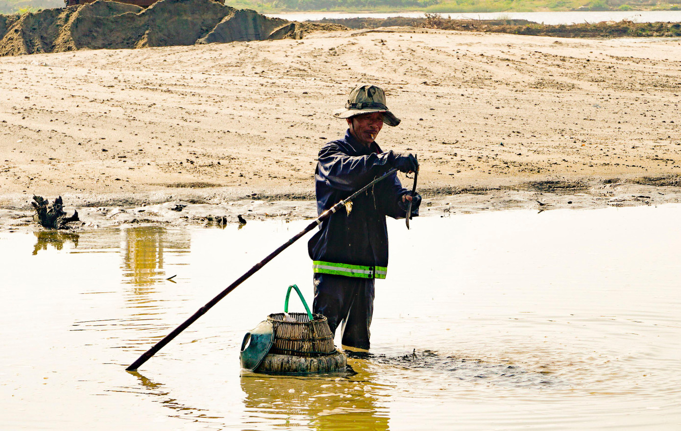 Ông Võ Văn Bốn (65 tuổi, xã Phước Sơn, huyện Tuy Phước) cho biết, từ thời xưa người dân ở đây đã biết dùng cách này để bắt lươn dưới sông, ao hồ kiếm sống. Nghề cào lươn làm quanh năm, nhưng thời điểm dân đi cào lươn nhiều bắt đầu từ tháng 9-10. Thời điểm này bắt đầu vào mùa mưa lũ nên chủ các hồ tôm, hồ cá lo thu hoạch sớm vì sợ bị lũ cuốn trôi.