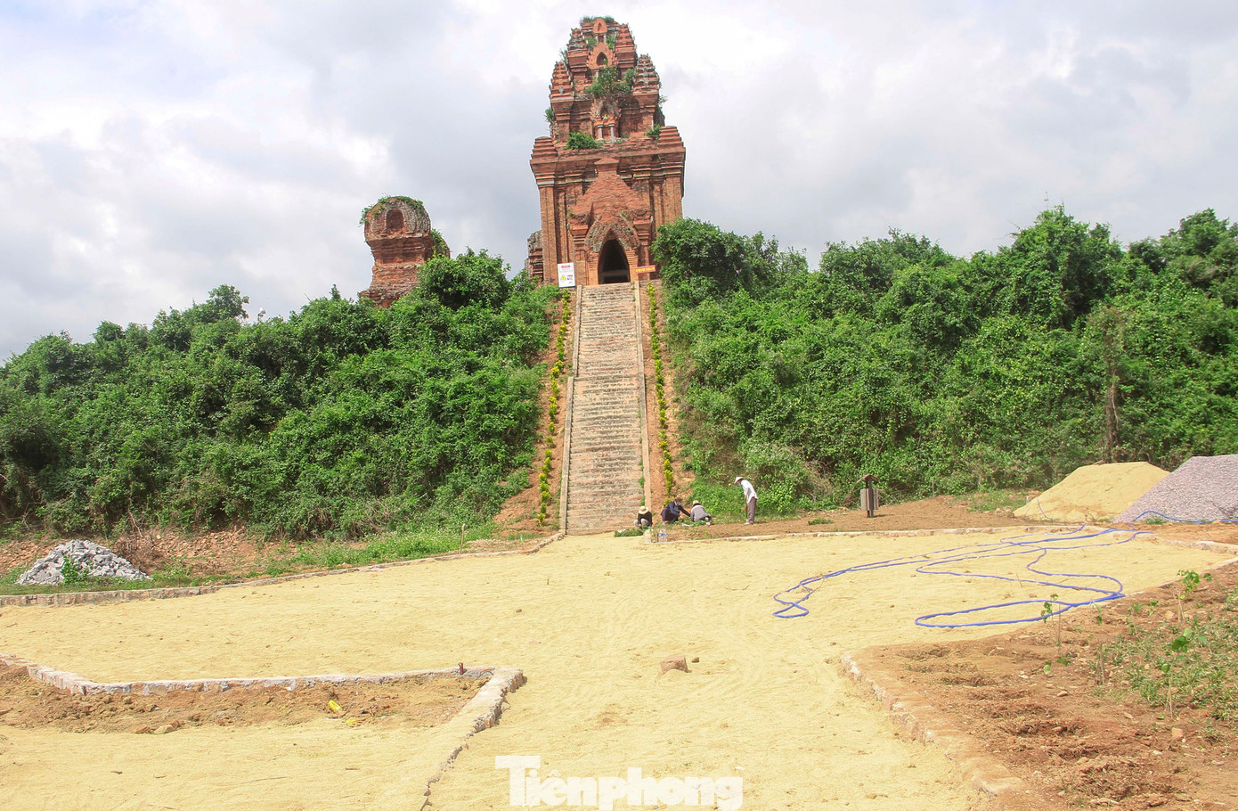 Công trình “xây dựng, tu bổ, tôn tạo và phát huy giá trị di tích tại tháp Bánh Ít”. Ảnh: Trương Định Công trình “xây dựng, tu bổ, tôn tạo và phát huy giá trị di tích tại tháp Bánh Ít”. Ảnh: Trương Định