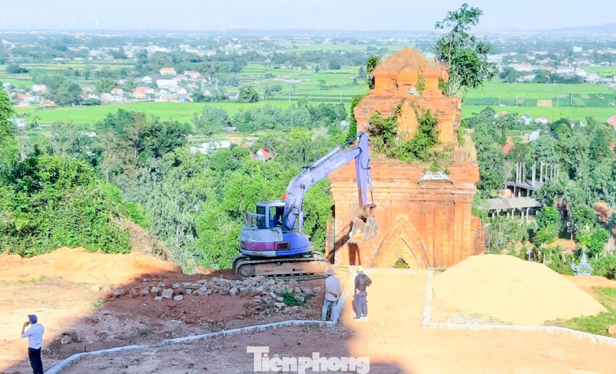 Đưa phương tiện cơ giới lên đào, xới gần khu vực tháp cổ. Ảnh: P.H Đưa phương tiện cơ giới lên đào, xới gần khu vực tháp cổ. Ảnh: P.H