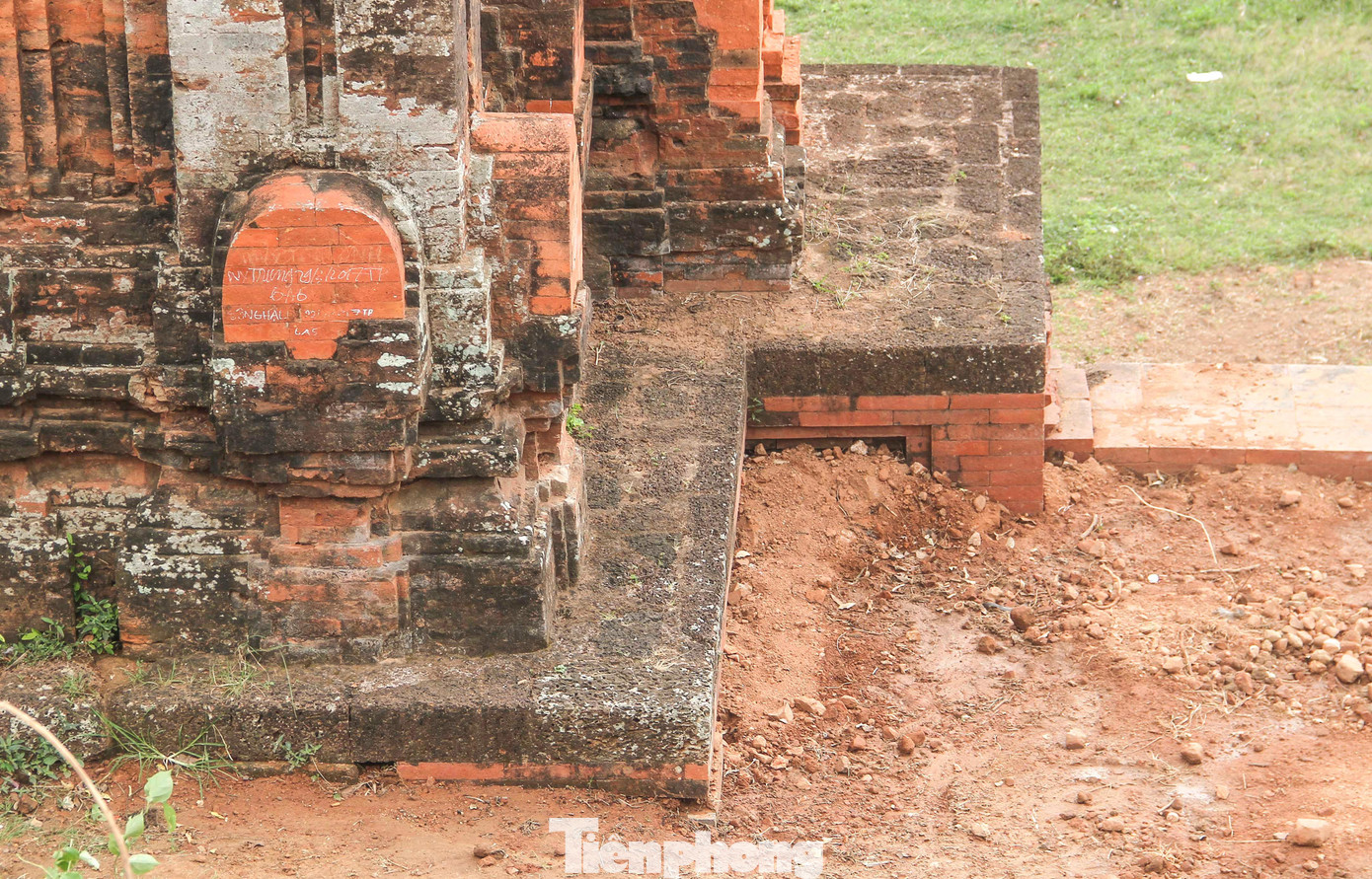 Chân Tháp Cổng có dấu hiệu đào bới. Ảnh: Trương Định Chân Tháp Cổng có dấu hiệu đào bới. Ảnh: Trương Định