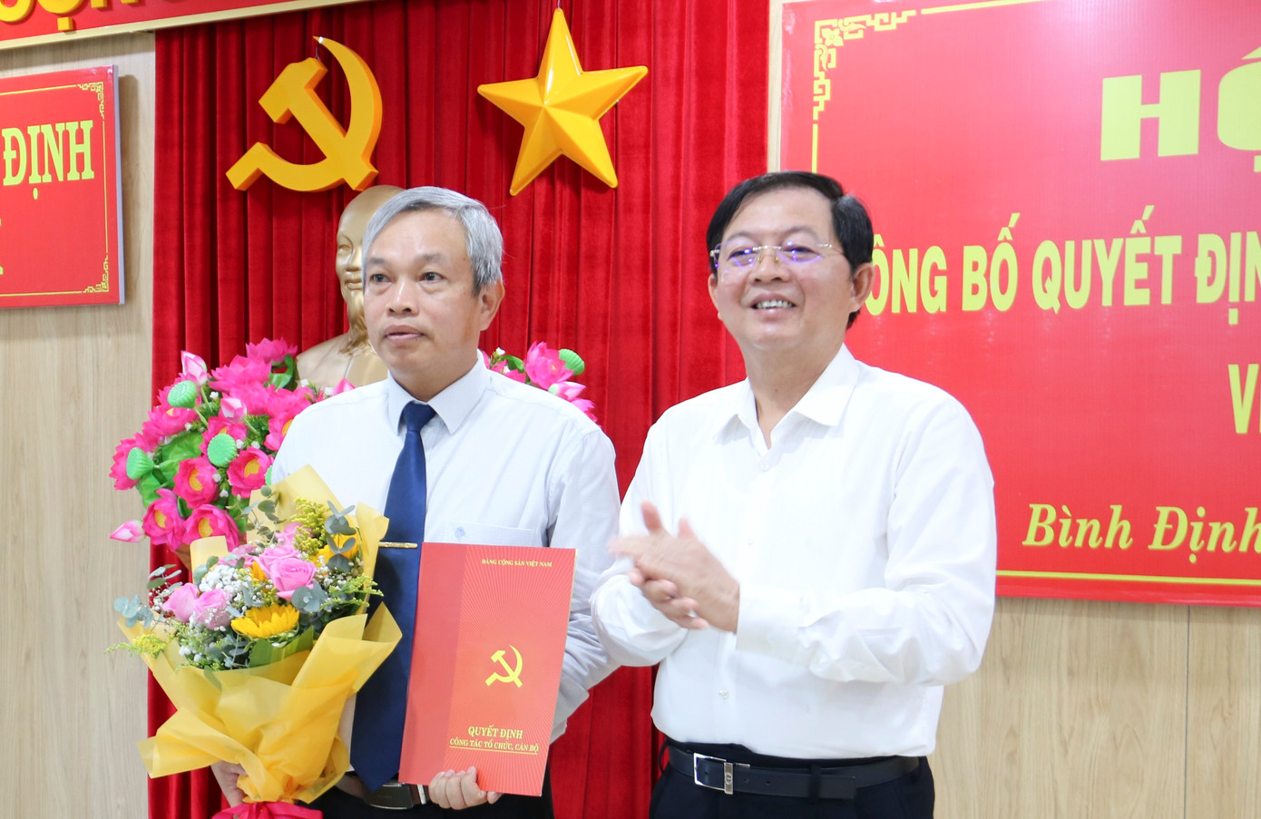 Bí thư Tỉnh ủy Bình Định Hồ Quốc Dũng trao Quyết định của Ban Bí thư, tặng hoa chúc mừng cho ông Đặng Vĩnh Sơn. Ảnh: A.T Bí thư Tỉnh ủy Bình Định Hồ Quốc Dũng trao Quyết định của Ban Bí thư, tặng hoa chúc mừng cho ông Đặng Vĩnh Sơn. Ảnh: A.T