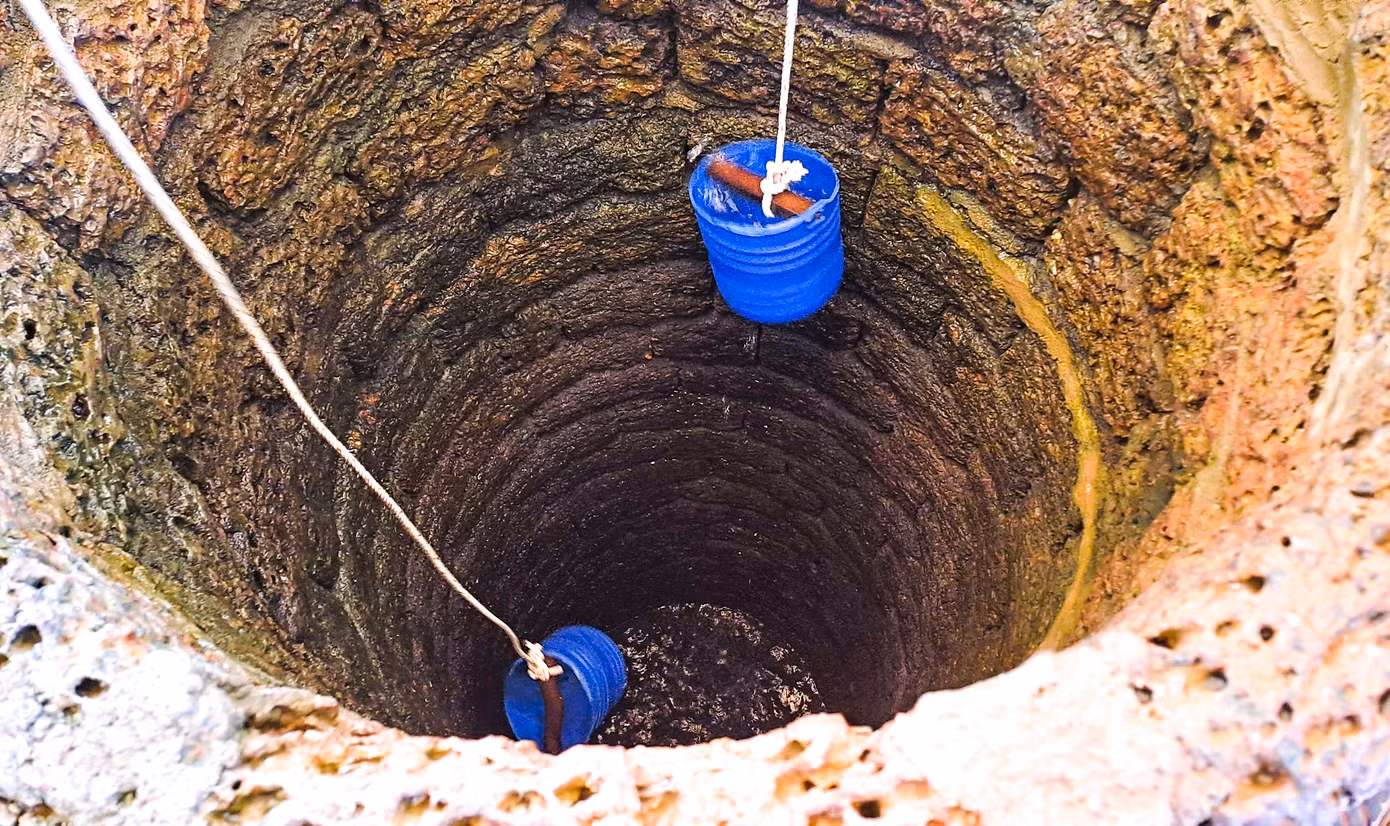 Đến với Bảo tàng Quang Trung, người dân và du khách thường đến khu vực giếng cổ của gia đình thân sinh Tây Sơn Tam Kiệt rửa mặt sạch sẽ, uống ngụm nước trong giếng, trước khi vào điện thờ dâng hương. Ảnh: Trương Định
