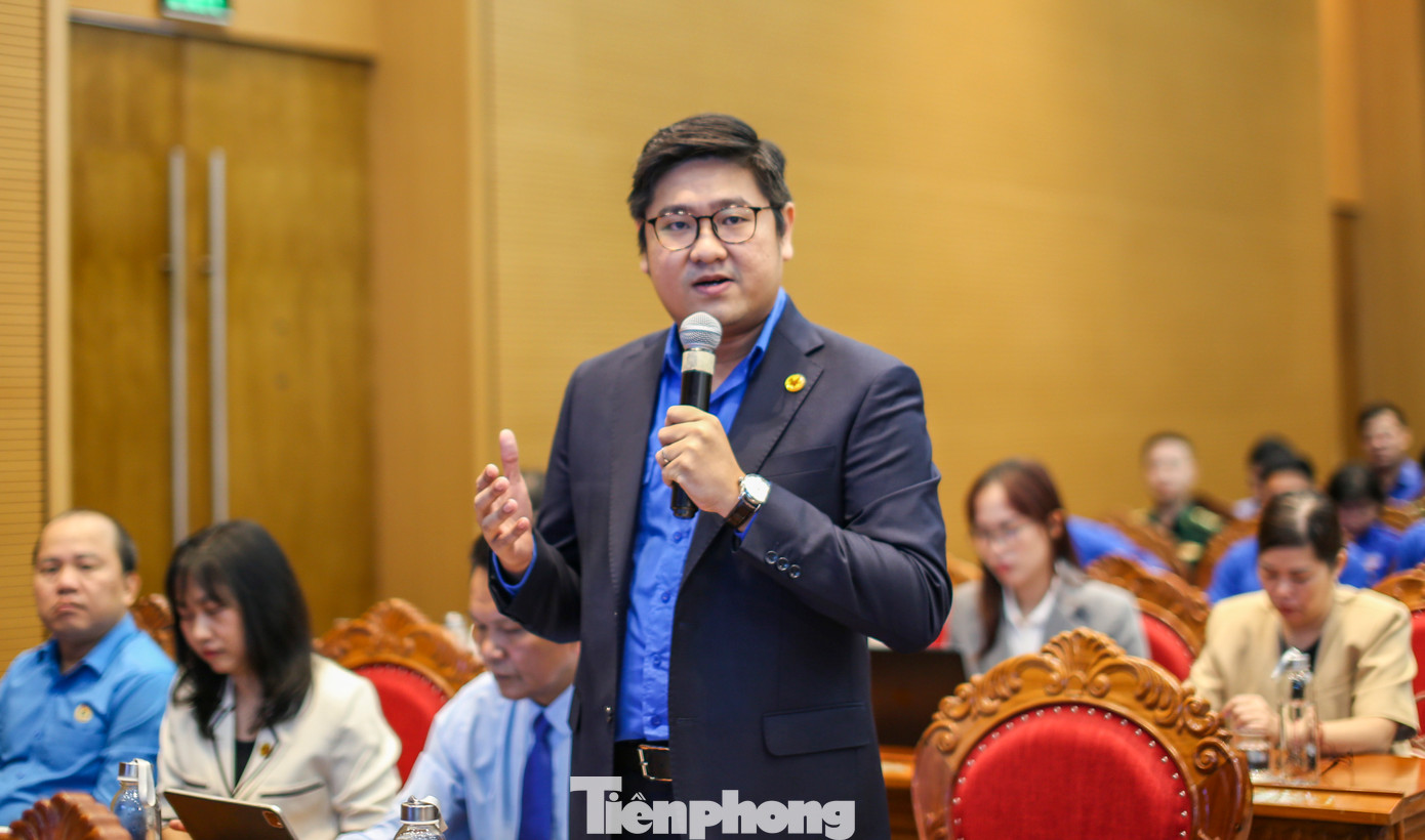 Anh Vũ Hồng Quân - Chủ tịch Hội Doanh nhân trẻ Bình Định phát biểu đề xuất. Ảnh: Trương Định