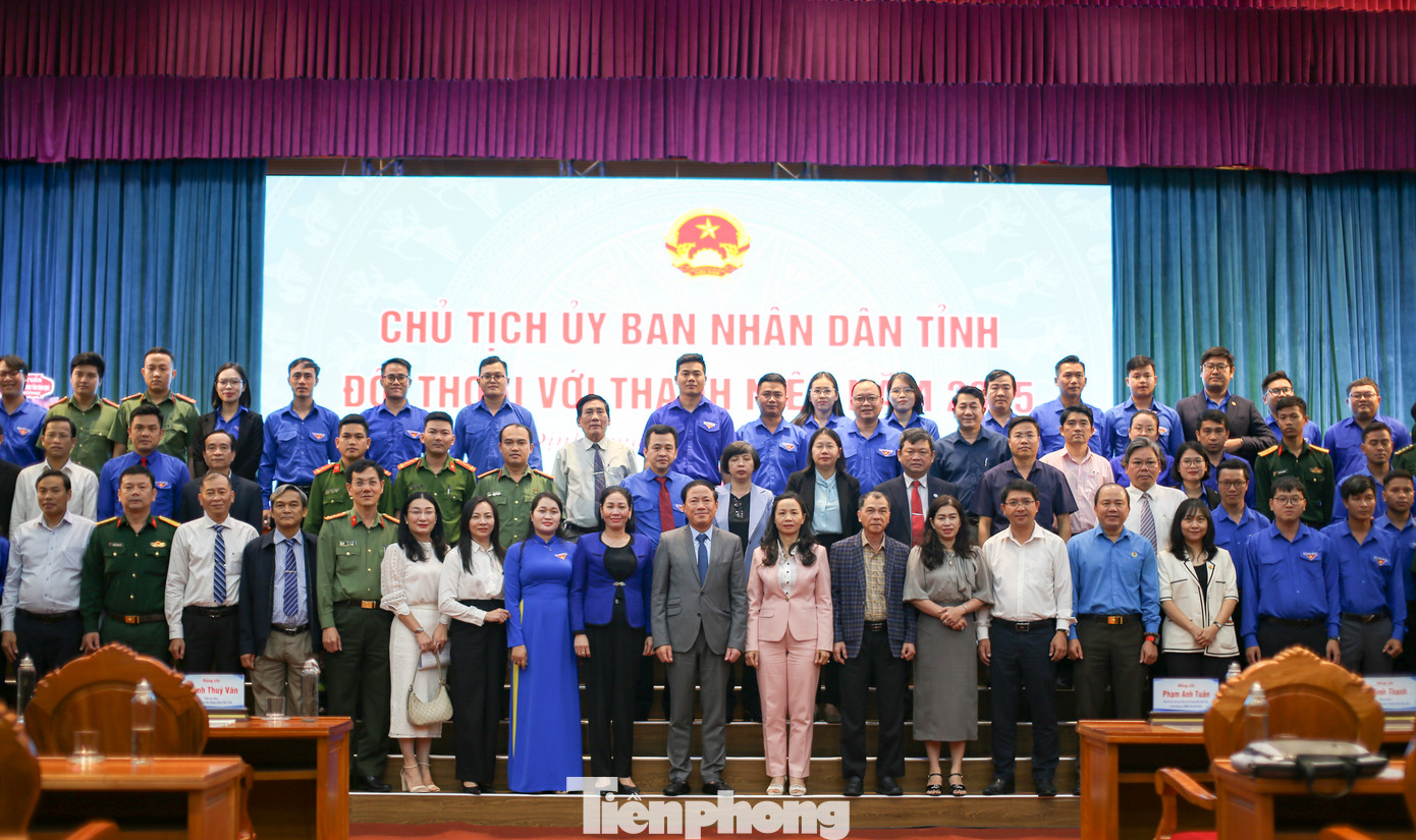 Các đại biểu, ĐVTN chụp hình kỷ niệm. Ảnh: Trương Định