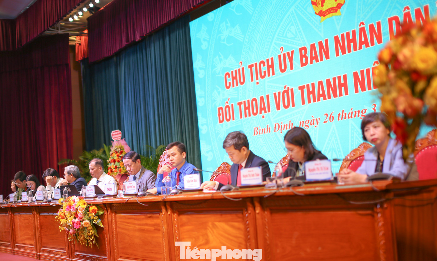 Các đại biểu lãnh đạo chủ trì buổi đối thoại. Ảnh: Trương Định