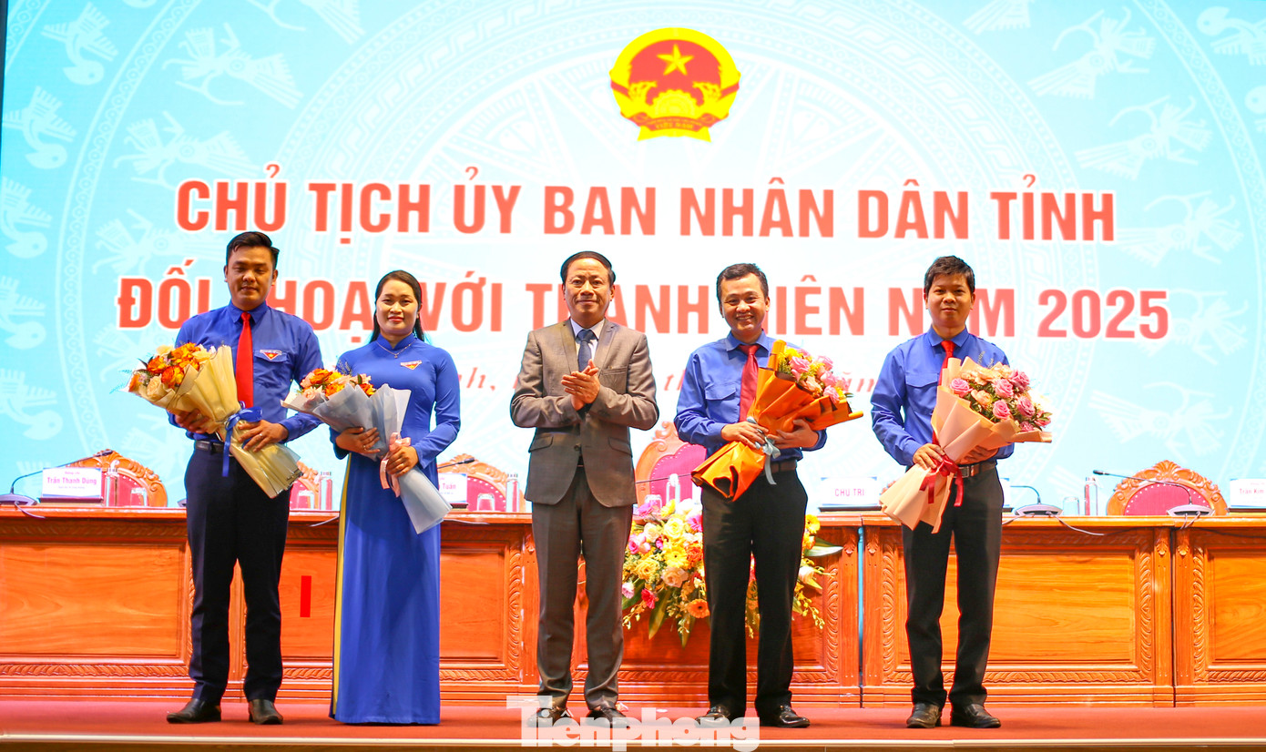 Chủ tịch UBND tỉnh Bình Định tặng hoa chúc mừng lãnh đạo Tỉnh Đoàn Bình Định nhân kỷ niệm kỷ niệm 94 năm ngày thành lập Đoàn TNCS Hồ Chí Minh. Ảnh: Trương Định