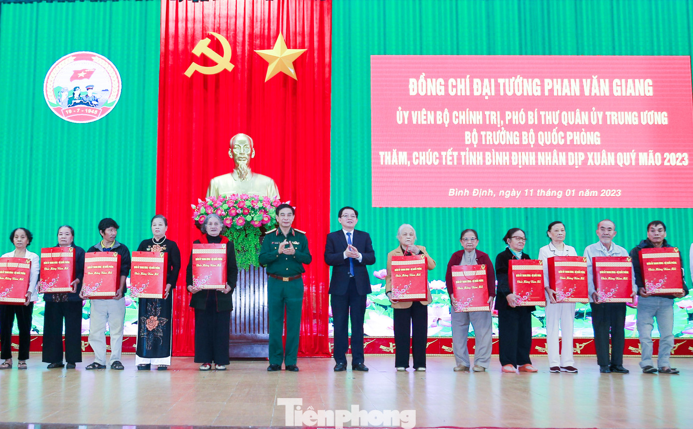 Đại tướng Phan Văn Giang và Bí thư Tỉnh ủy Hồ Quốc Dũng tặng quà Tết cho các gia đình chính sách. Đại tướng Phan Văn Giang và Bí thư Tỉnh ủy Hồ Quốc Dũng tặng quà Tết cho các gia đình chính sách.
