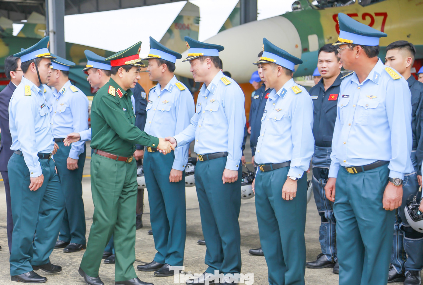 Bộ trưởng Bộ Quốc phòng Phan Văn Giang thăm, chúc Tết cán bộ, chiến sĩ Trung đoàn Không quân 940 và Trung đoàn Không quân 925. Bộ trưởng Bộ Quốc phòng Phan Văn Giang thăm, chúc Tết cán bộ, chiến sĩ Trung đoàn Không quân 940 và Trung đoàn Không quân 925.