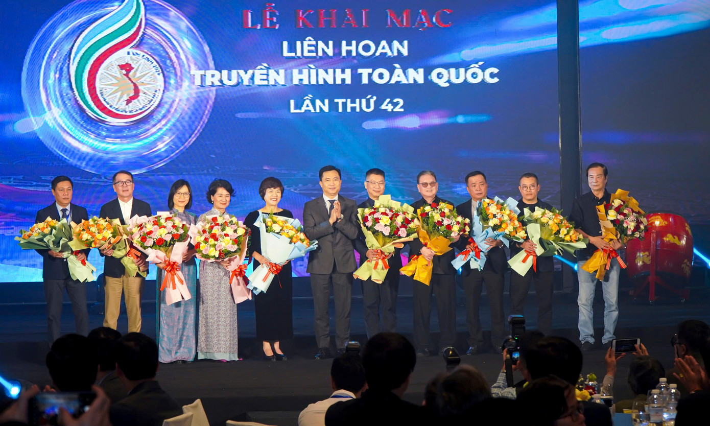 Ban giám khảo nhận hoa từ đơn vị tổ chức. Ban giám khảo nhận hoa từ đơn vị tổ chức.