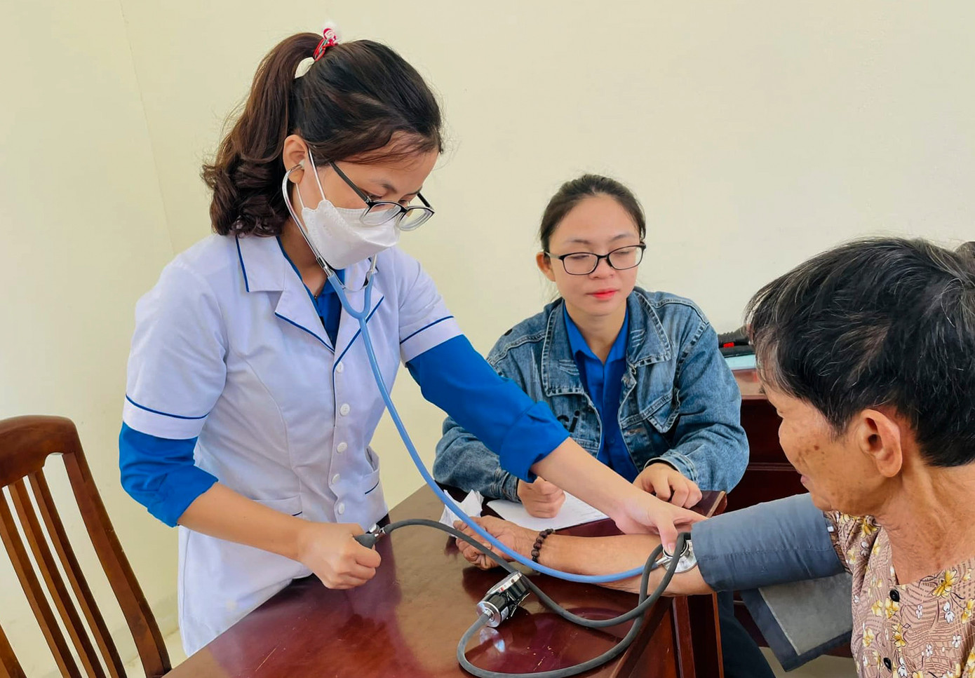 Khám bệnh, phát thuốc miễn phí cho người dân xã đảo Nhơn Châu.