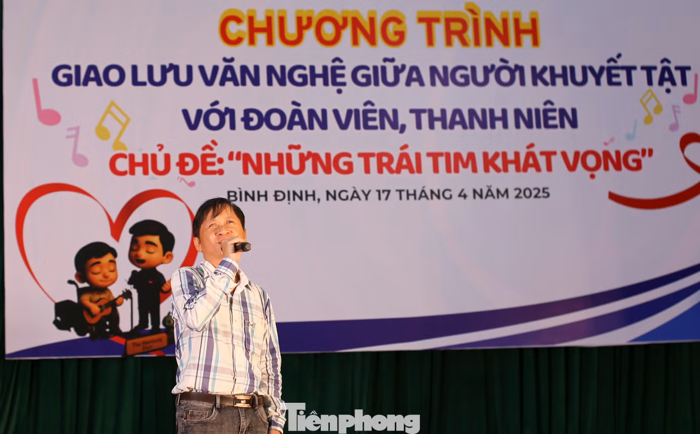 Người khuyết tật thể hiện tài năng ca hát. Ảnh: Trương Định