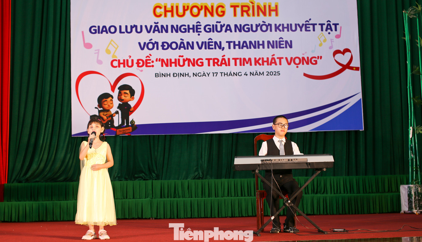 Người khuyết tật thể hiện tài năng ca hát. Ảnh: Trương Định Người khuyết tật thể hiện tài năng ca hát. Ảnh: Trương Định