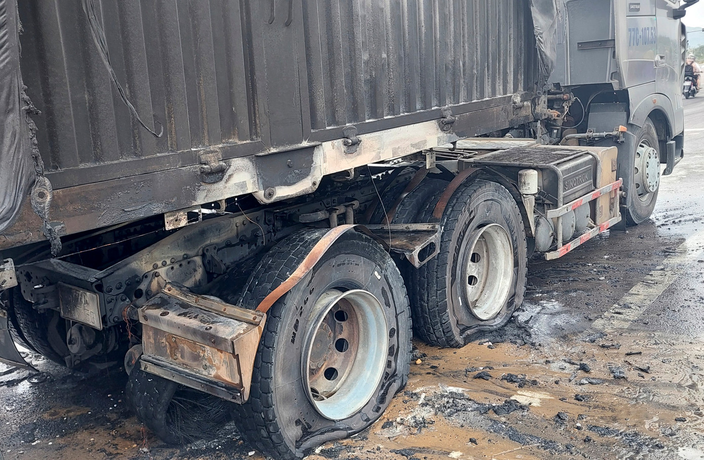 Phần sau xe bị cháy, nổ lốp. (Ảnh: A.Đ)