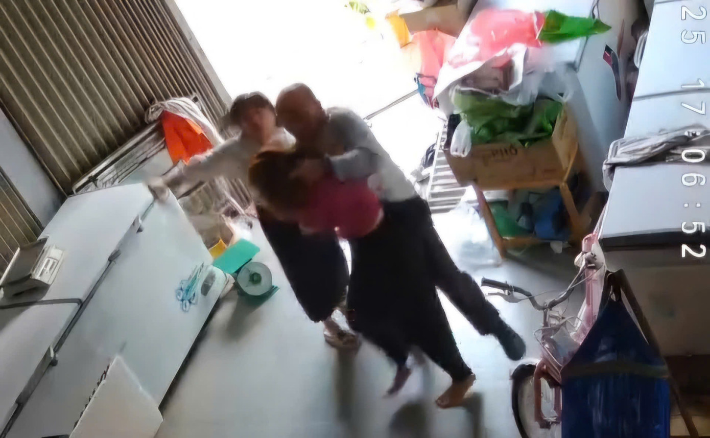 Hai vợ chồng xông vào nhà hành hung người phụ nữ. Ảnh cắt từ clip Hai vợ chồng xông vào nhà hành hung người phụ nữ. Ảnh cắt từ clip