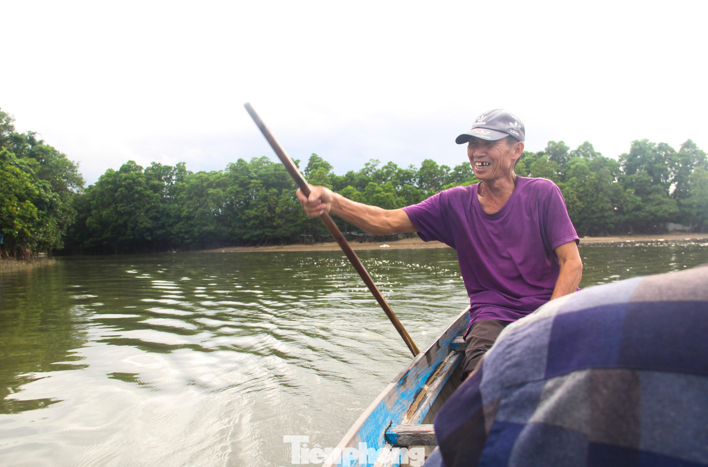 Ông Trần Hữu Khánh (thôn Diêm Vân, xã Phước Thuận, huyện Tuy Phước) dẫn PV đi tham quan khu rừng ngập mặn. Ảnh: Trương Định