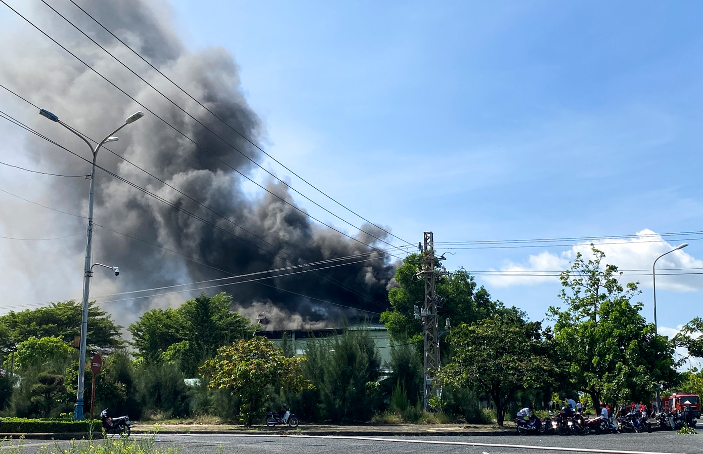 Cột khói đen tại khu vực xảy ra đám cháy. Ảnh: M.T