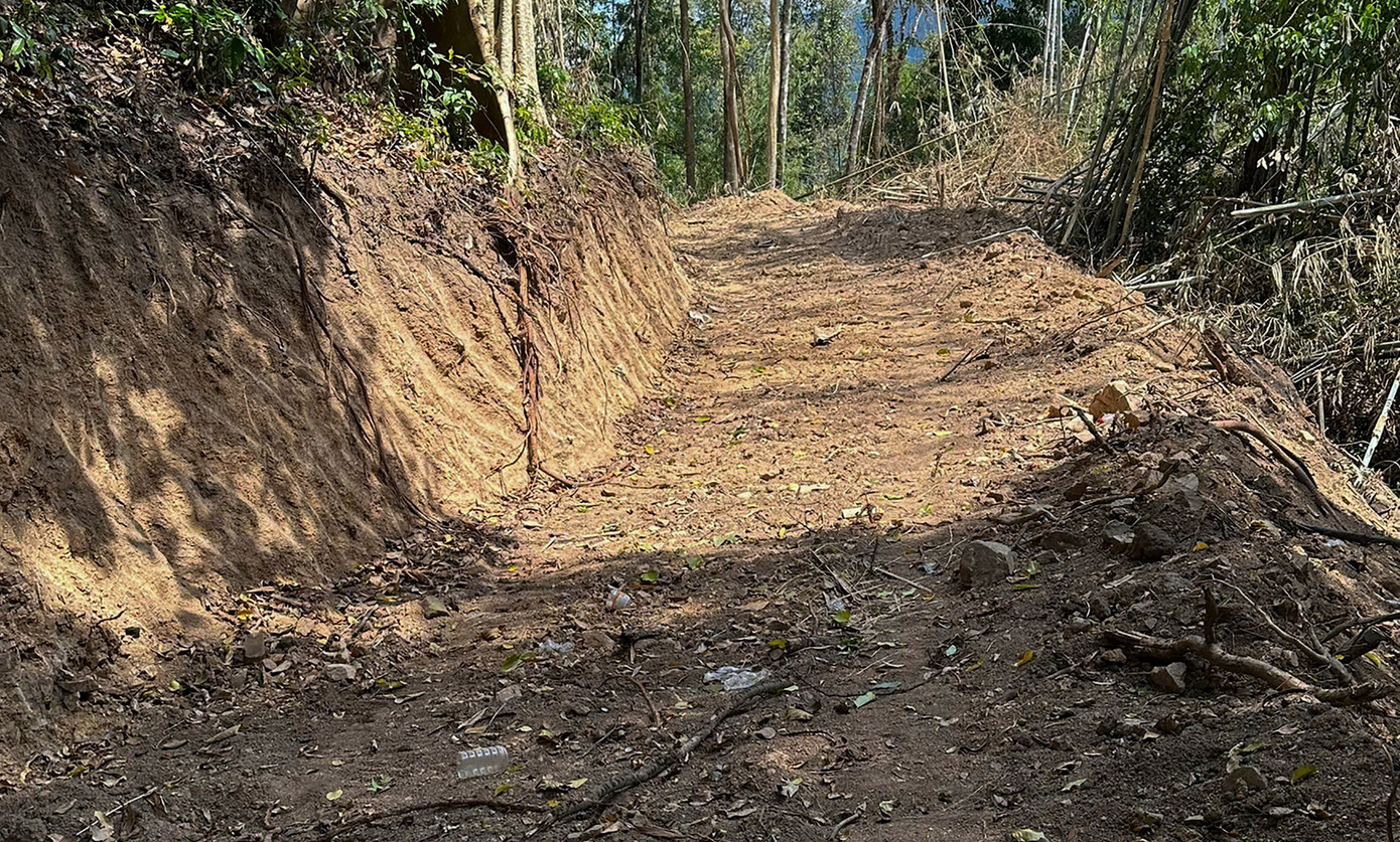 Để đến được O2 phải leo qua những con dốc, con đường vòng vèo dưới tán rừng. Thôn O2 gần như biệt lập với bên ngoài.