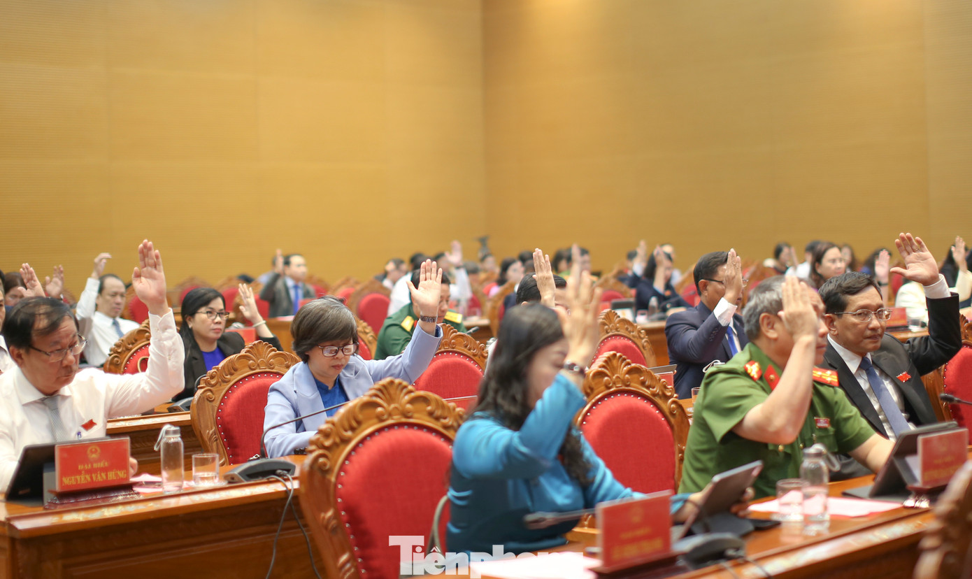 Các đại biểu HĐND biểu quyết thông qua các nghị quyết. Ảnh: Trương Định