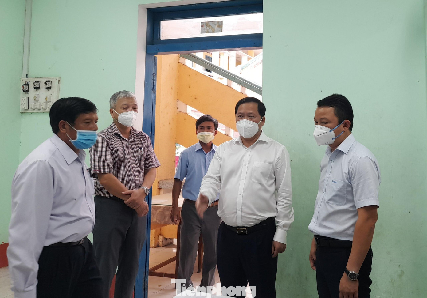 Lãnh đạo tỉnh Bình Định kiểm tra địa điểm tiêm Vắc-xin trên địa bàn huyện Phù Cát. Ảnh: Trương Định