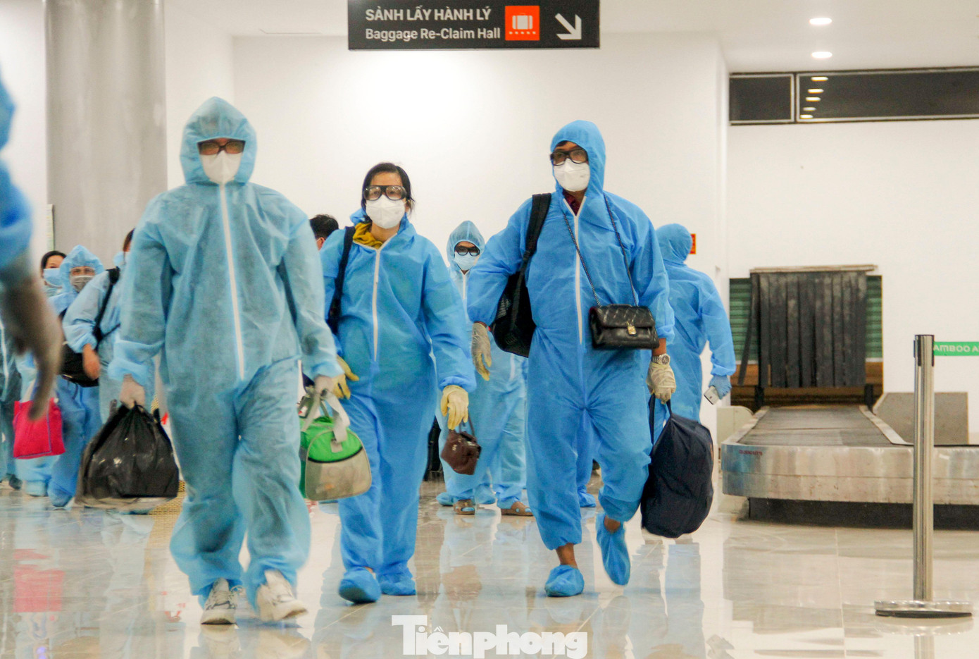 Người dân Bình Định đang sống, học tập, làm việc tại TPHCM được máy bay đưa về quê tránh dịch. Ảnh: Trương Định