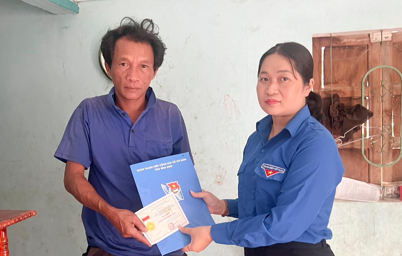 Người thân của em Nh.nhận huy hiệu Tuổi trẻ dũng cảm của Trung ương Đoàn truy tặng cho em vì hành động dũng cảm. Người thân của em Nh.nhận huy hiệu Tuổi trẻ dũng cảm của Trung ương Đoàn truy tặng cho em vì hành động dũng cảm.